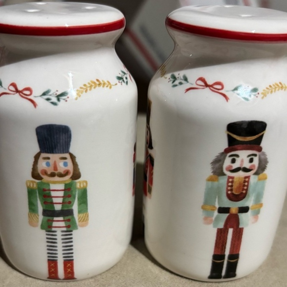 Kirkland's Home Nutcracker‎ Ceramic Salt and Pepper Shaker Set with Tray NEW - Picture 6 of 6